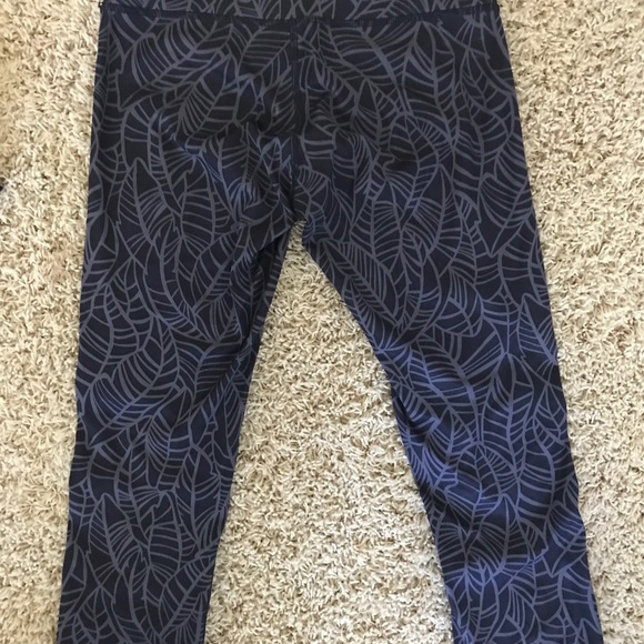 Lululemon size 4 navy pattern crop pants - Picture 2 of 2